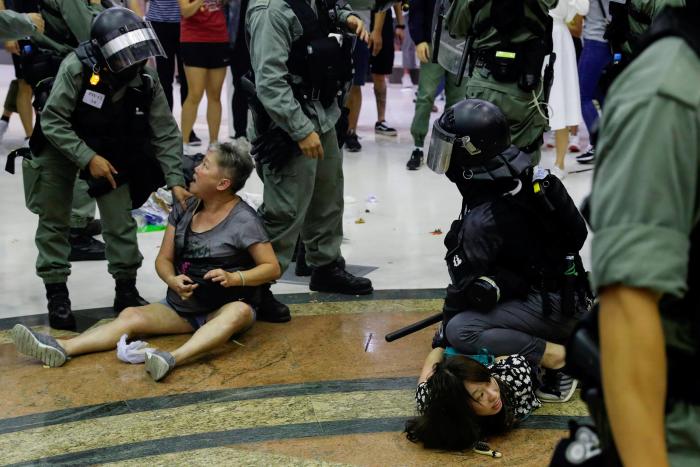 Acuchillan al diputado oficialista más odiado por los manifestantes de Hong Kong