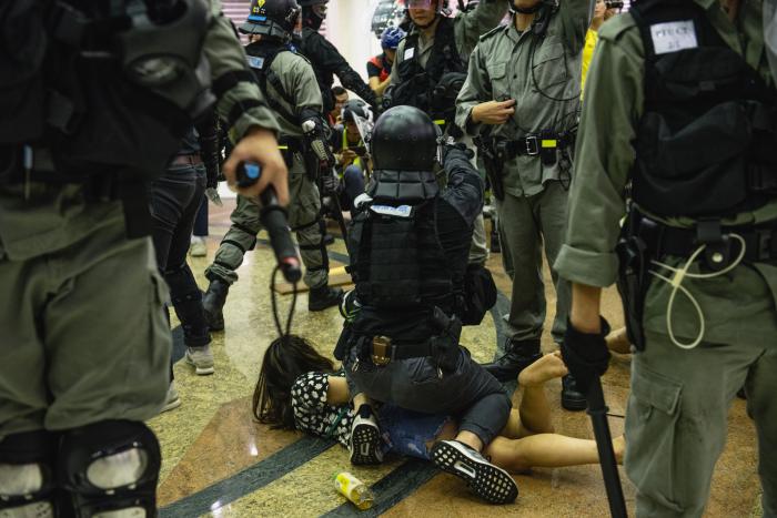 La Policía de Hong Kong detiene a 40 personas tras irrumpir en la Universidad Politécnica y amenaza con usar "balas reales"