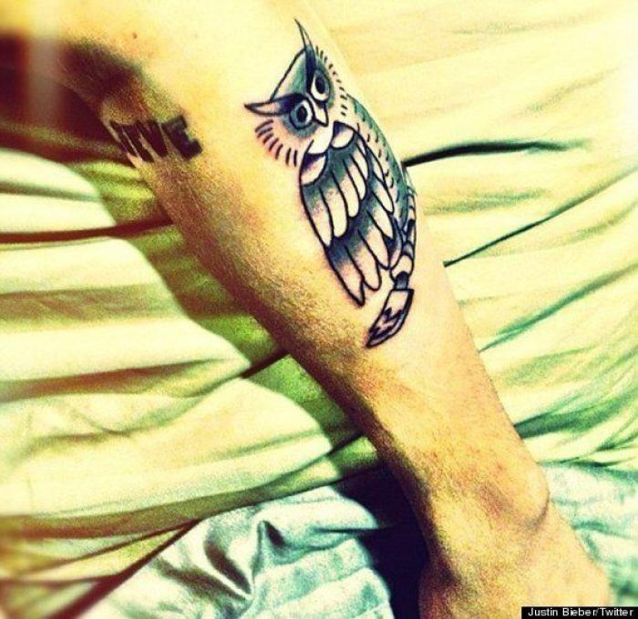 El vídeo que 'se ríe' del dolor de Chris Hemsworth cuando se hace un tatuaje