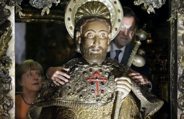 Merkel se une a la lista de políticos que abrazan al apóstol Santiago (FOTOS)