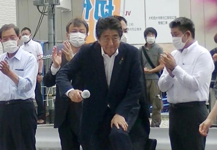 El ex primer ministro japonés Shinzo Abe, herido grave tras recibir varios disparos en un acto electoral