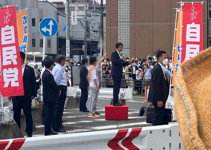 El ex primer ministro japonés Shinzo Abe, herido grave tras recibir varios disparos en un acto electoral