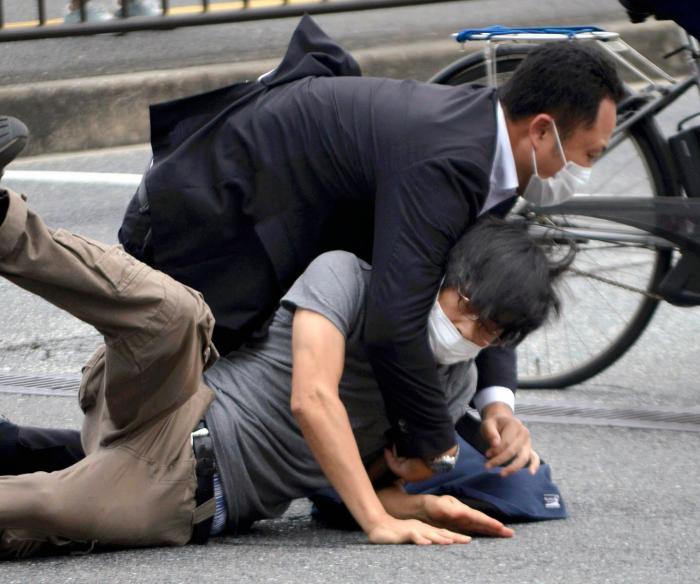 El atentado contra el exprimer ministro japonés, en imágenes