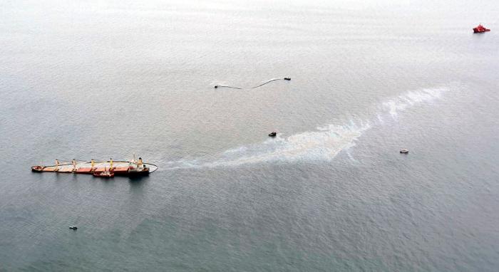 Prohibida la pesca y el baño en una playa de la bahía de Algeciras por otro vertido de fuel