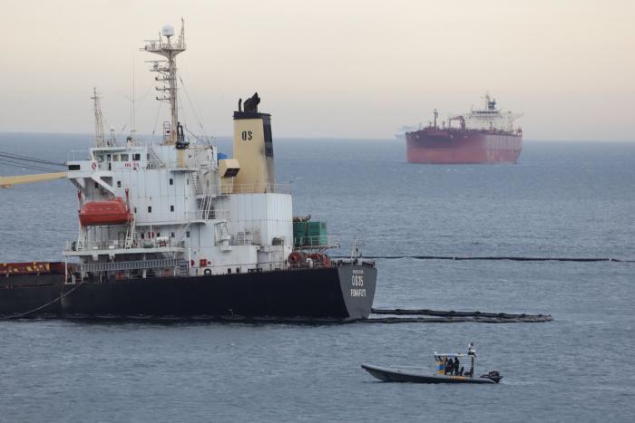 Gibraltar retira 41.000 litros de combustible y agua y trata de eliminar posibles contaminantes del buque