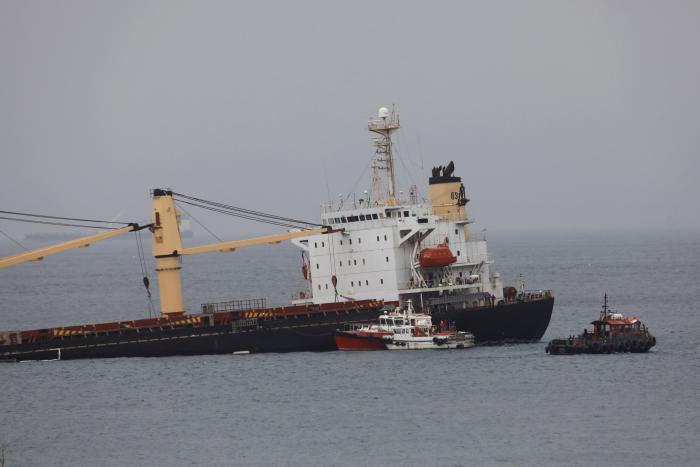 El vertido del buque semihundido llega a las playas de la Línea de la Concepción