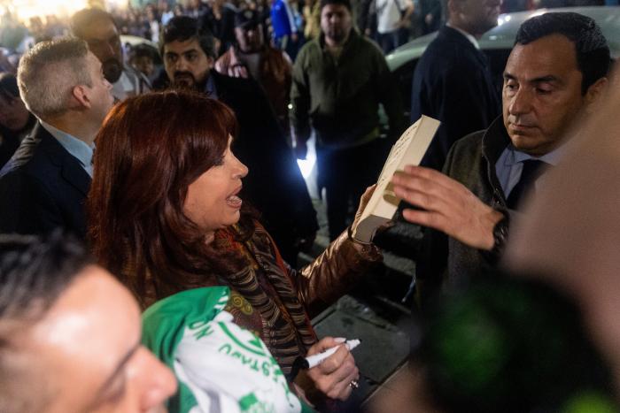 El detenido por el intento de asesinato a Cristina Fernández posó con el arma en unas fotos con su novia