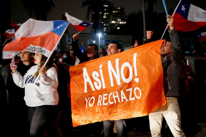 Boric desliza un posible cambio de gabinete, mientras las calles de Chile festejan el "rechazo"