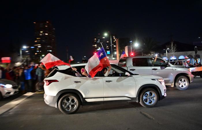 Boric desliza un posible cambio de gabinete, mientras las calles de Chile festejan el "rechazo"