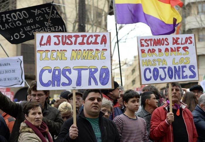 Protesta junto a los juzgados de Palma por la declaración de la infanta: "La monarquía es una porquería"