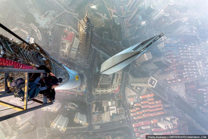 Dos jóvenes rusos escalan clandestinamente el segundo edificio más alto del mundo (VÍDEO)