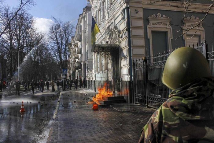Al menos 13 muertos en las protestas ante el Parlamento de Ucrania