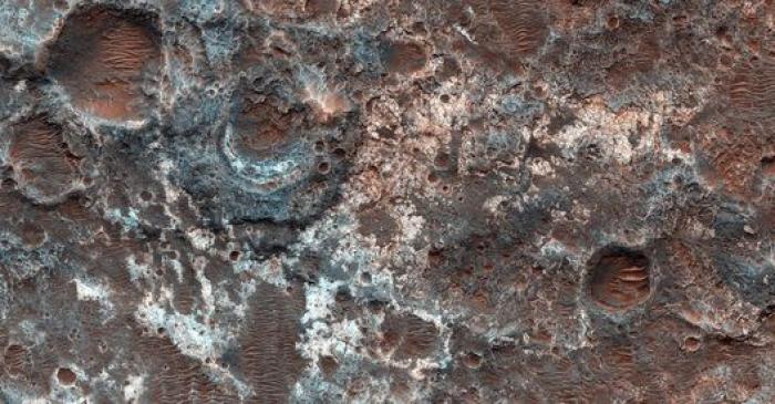 Nuevas fotos de la NASA demuestran áreas de colores en Marte