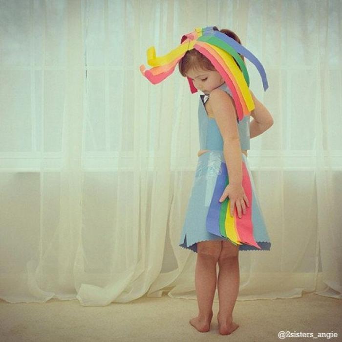 Los preciosos vestidos de papel que esta niña de 4 años crea con su madre (FOTOS)