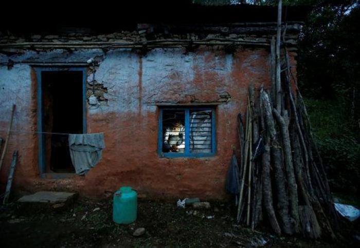 Un hombre de 68 años regresa a la escuela en Nepal tras abandonarla de niño para trabajar (FOTOGALERÍA)