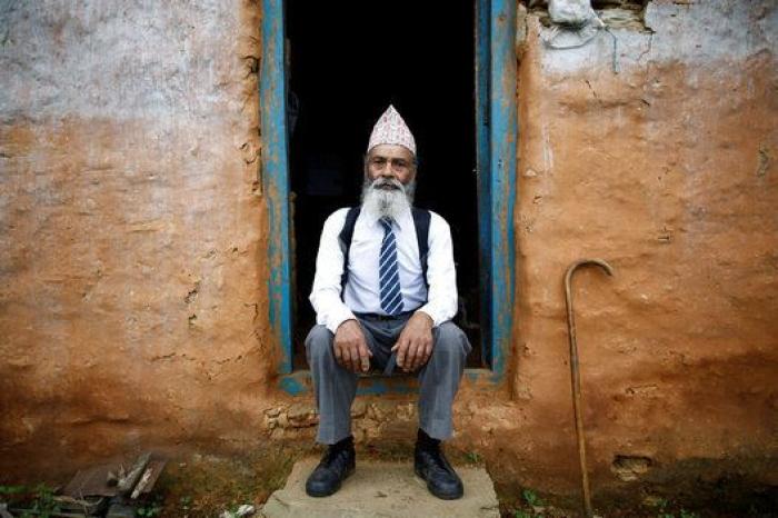 Un hombre de 68 años regresa a la escuela en Nepal tras abandonarla de niño para trabajar (FOTOGALERÍA)