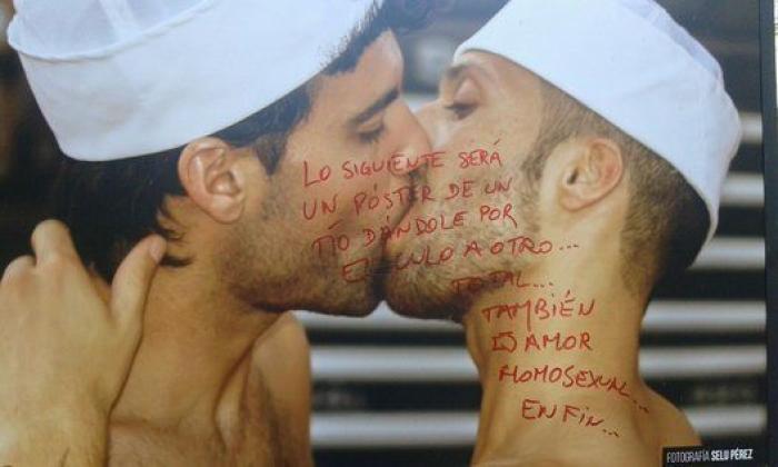 Pintadas homófobas en una exposición del orgullo gay en Sevilla