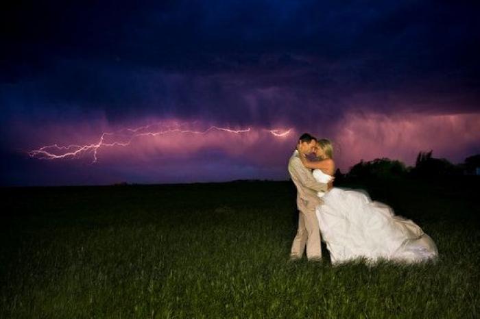 Fotos originales de boda: recién casados, en situaciones de peligro (FOTOS)