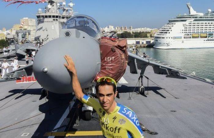 La Vuelta a España sale desde un portaaviones (FOTOS)