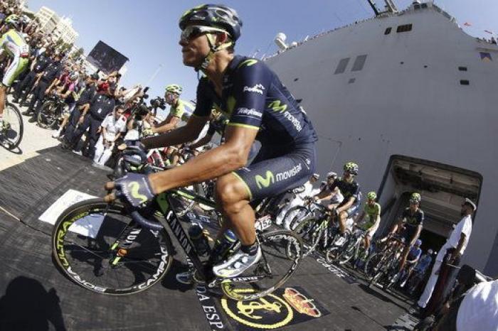 Estos ciclistas se lían a golpes en La Vuelta sin bajarse de la bici (VÍDEO)