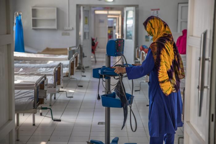 Afganistán: “Si se impide trabajar al personal femenino, nadie podrá atender a las mujeres