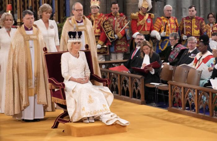 Los perros corgis de Isabel II aparecen bordados en el vestido de la reina Camila
