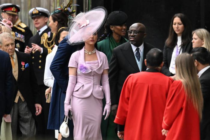 Los perros corgis de Isabel II aparecen bordados en el vestido de la reina Camila