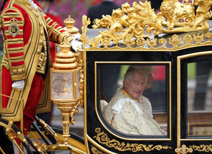 Así son los nuevos retratos oficiales de los reyes Carlos y Camilla