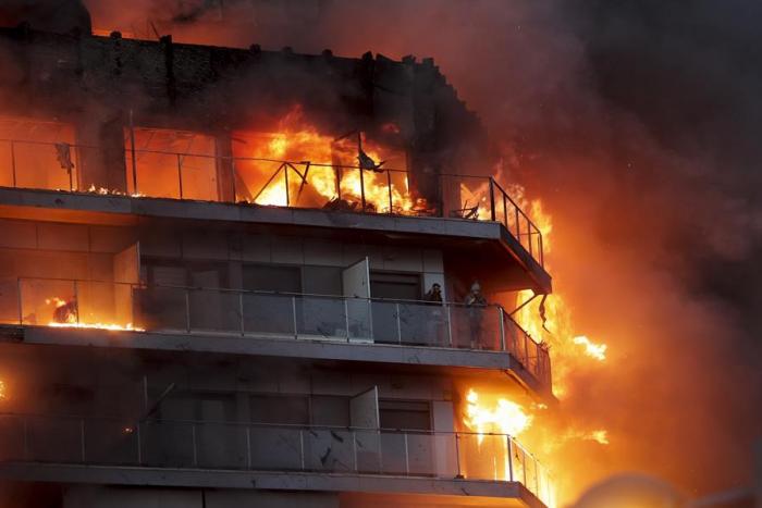 Un vecino del barrio denuncia que el edificio en llamas en Valencia "era de cartón-piedra"