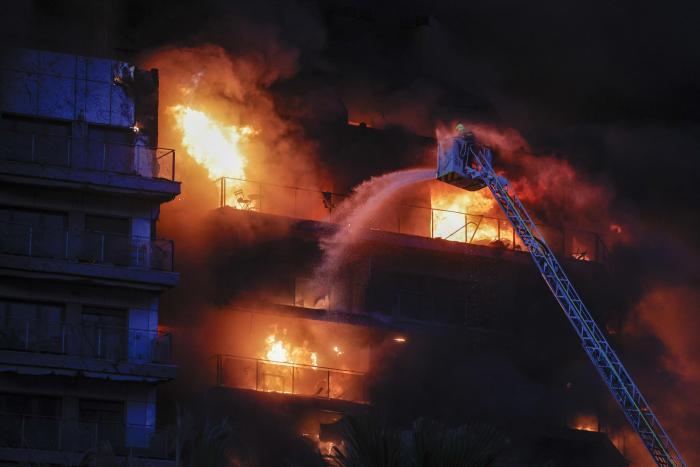 Un vecino del barrio denuncia que el edificio en llamas en Valencia "era de cartón-piedra"
