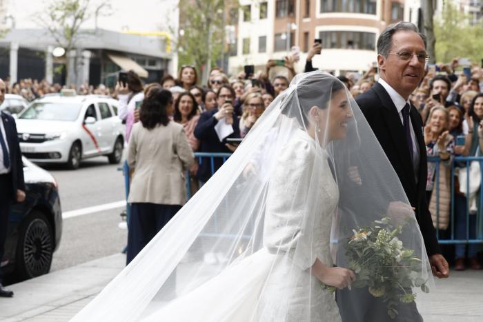 La primera imagen de Almeida y Teresa Urquijo como marido y mujer