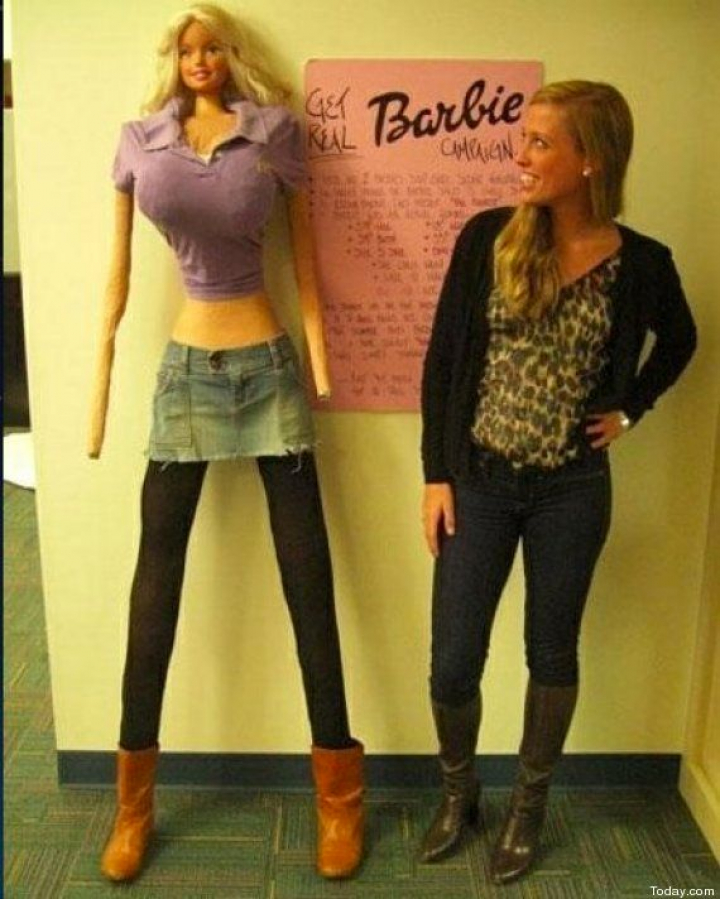 Barbie la muñeca con proporciones 'de verdad' (FOTOS)