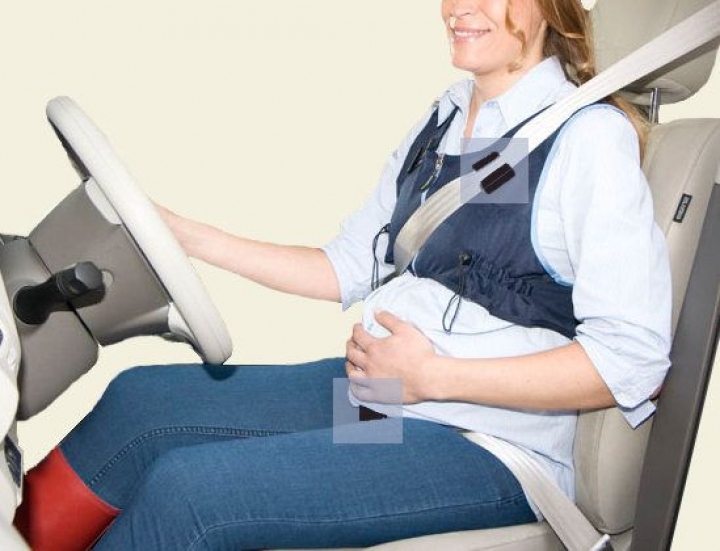 Emobikids, un chaleco para colocar el cinturón de seguridad de forma  correcta en el embarazo