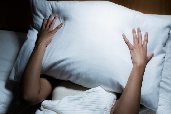 Mantas pesadas: por qué dormir con 7 kilos encima puede aliviar la ansiedad  y el insomnio