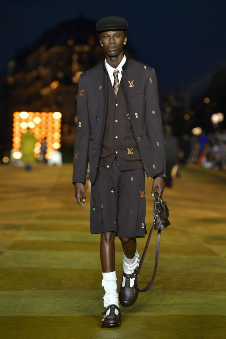 Algunos de los modelos de Louis Vuitton que se han visto en el debut de Pharrell Williams como director creativo de la firma de lujo.