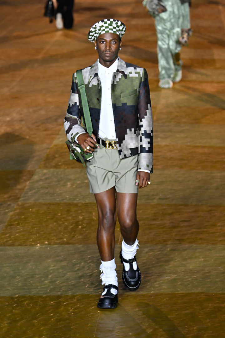 Algunos de los modelos de Louis Vuitton que se han visto en el debut de Pharrell Williams como director creativo de la firma de lujo.
