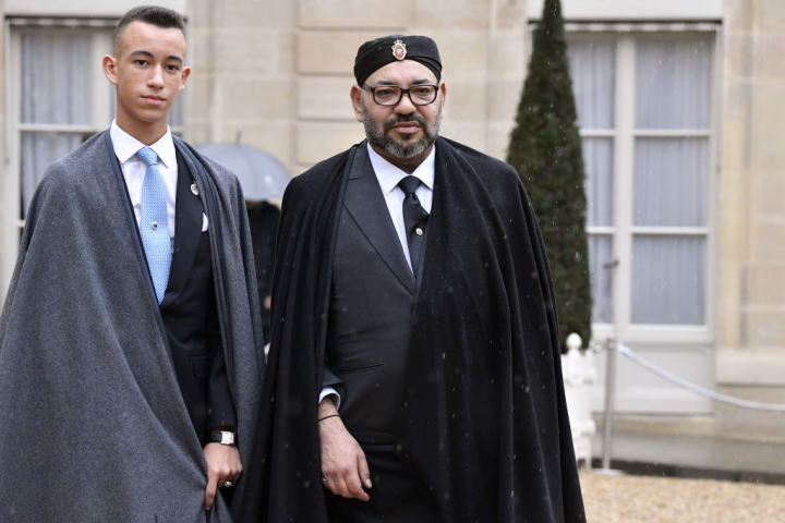 El rey de Marruecos, Mohammed VI, y el príncipe e hijo Moulay, El Hassan, en una imagen de archivo de una visita al Palacio del Elíseo (París) en 2018.