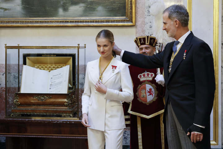 El rey dedica un cariñoso gesto a su hija tras recibir la medalla del Congreso.