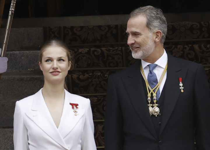 El rey Felipe mira orgulloso a su hija, la heredera del trono de España.