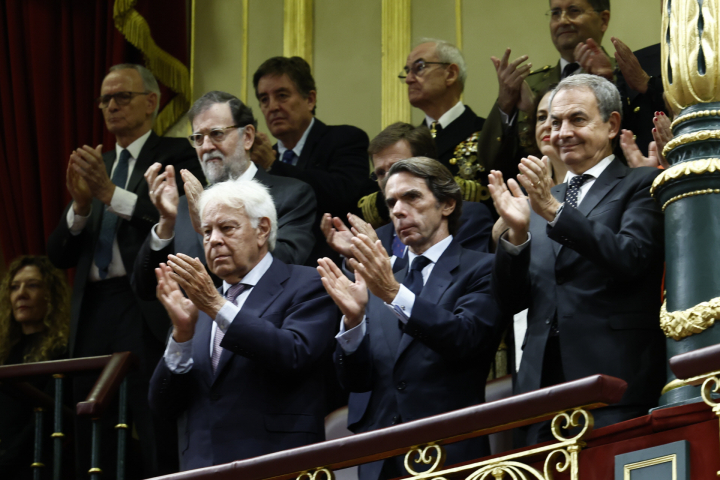 Felipe González, José María Aznar y José Luis Rodríguez Zapatero aplauden el momento en el que Leonor ha jurado la Constitución.