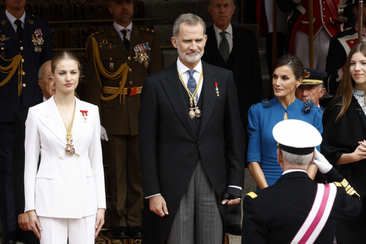 Leonor con el collar de Carlos III que le ha impuesto su padre tras jurar la Constitución.