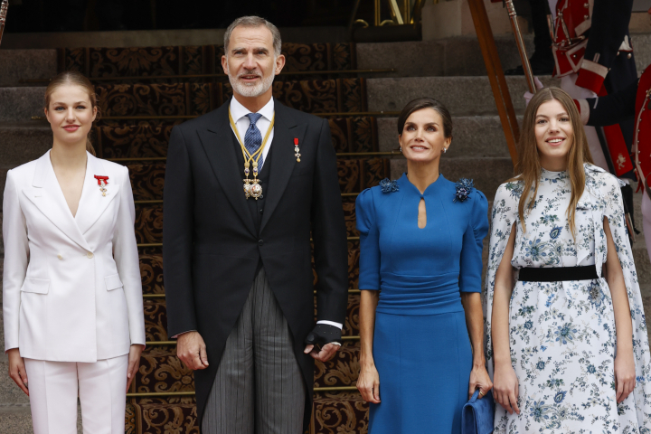 Los reyes, Felipe VI.y Letizia, y sus hijas, Sofía y Leonor, posan a la entrada del Congreso.