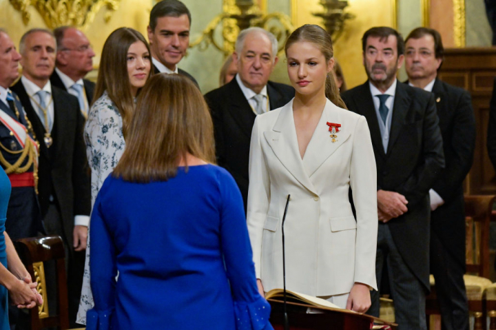 Momento en el que la princesa Leonor, frente a Francina Armengol, presidenta del Congreso, jura la Constitución.