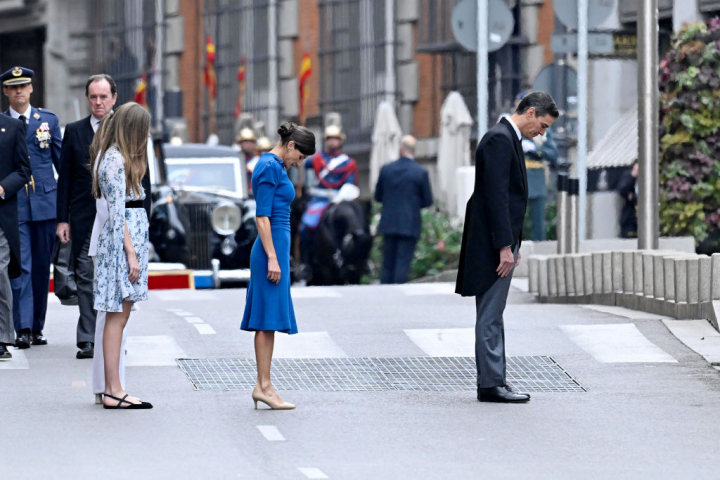 Pedro Sánchez, Letizia y la princesa Leonor y la infanta Sofía saludando al llegar al Congreso.