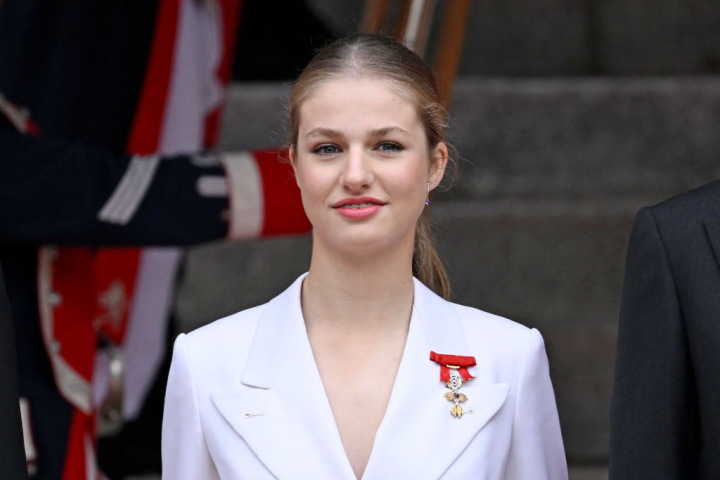 Primer plano de la princesa de Asturias que vestía un traje sastre blanco impoluto con el toison de oro adornando la solapa izquierda.