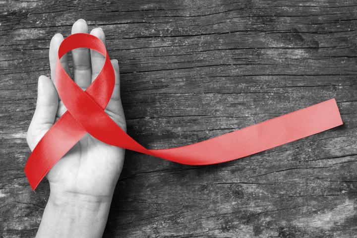 Asociacion pasmo - ¿Sabes qué significa el lazo rojo como símbolo de apoyo  al VIH? El lazo rojo es un símbolo de la solidaridad y de la esperanza. Las  personas que lo