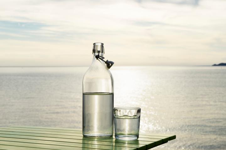 Descubre la mejor manera para limpiar las botellas de agua de cristal