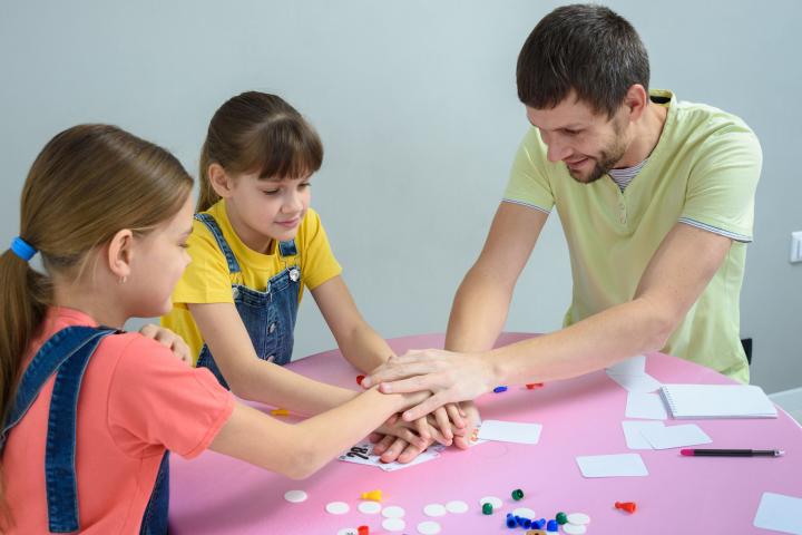 Cinco juegos de naipes para jugar en familia durante el confinamiento