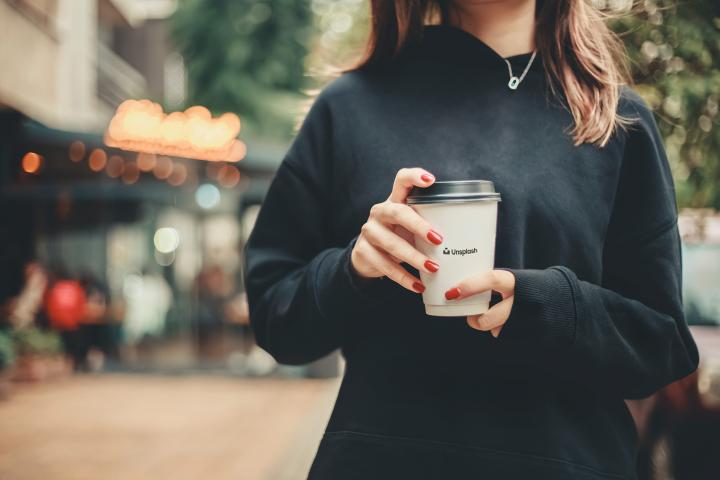 Pueden cobrarme por la tapa de plástico del vaso de café para llevar?