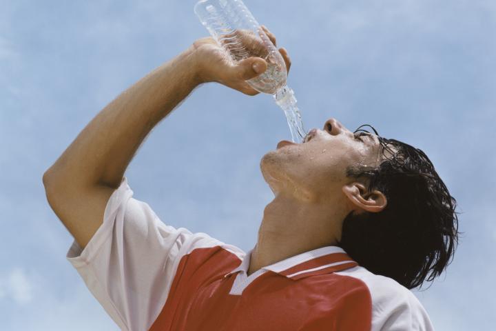 Estos son los efectos en el cuerpo de tomar agua con gas